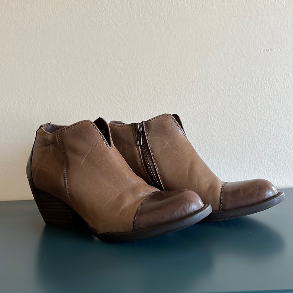 Born two tone booties, sz 6.5
